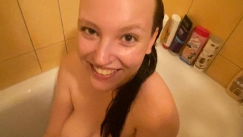 SECRETLY blown in my girlfriend's bathtub? !!