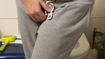 Pee while playing on the clitoris