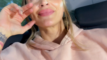 Secretly Masturbates in Uber Taxi