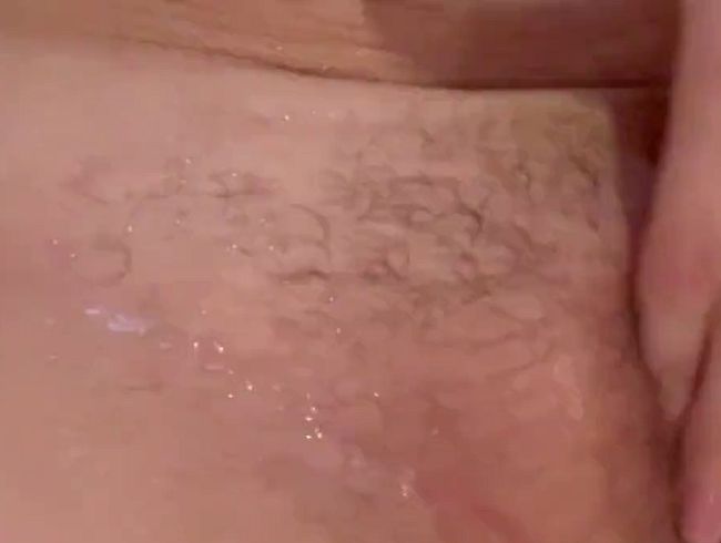 Horny pussy in the hot bath ??????