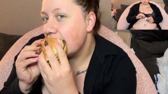Fetish video watching a curvy woman eating