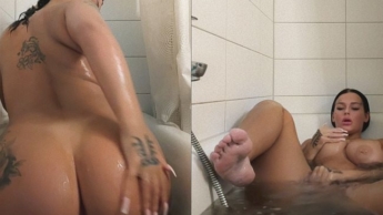Hot blonde teen slut masturbates in the bathtub and squirts?