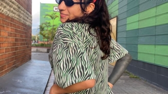 QUICK STRIPTEASE IN PUBLIC