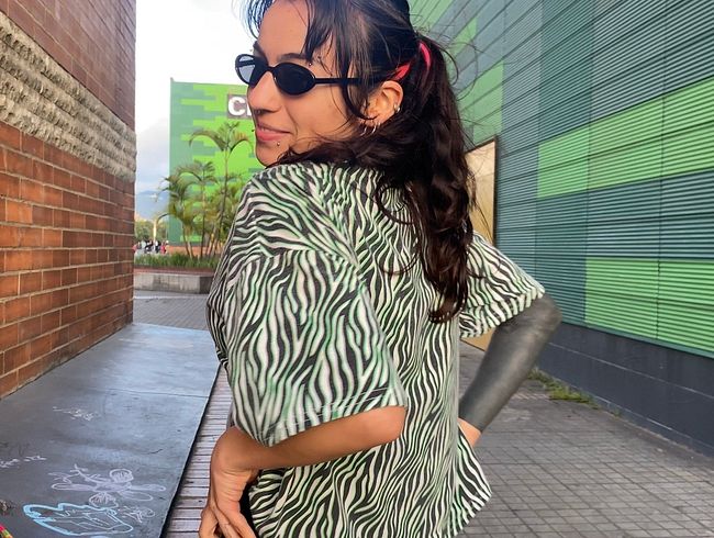 QUICK STRIPTEASE IN PUBLIC