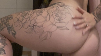 Lina and her oil play with herself in the bathroom after showering