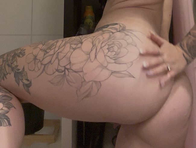Lina and her oil play with herself in the bathroom after showering