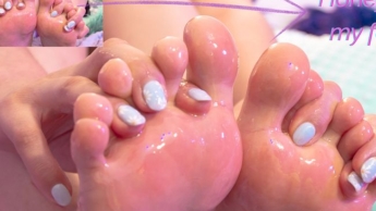 Silvana bathes her feet with lots of sweet honey!!!!!