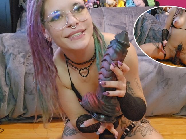 AWESOME!!! MONSTER DILDO FROM SPACE!!! THIS MIGHT HURT A LITTLE BIT