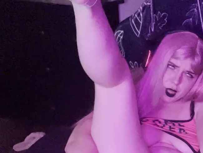 Gamer whore caught!! Fucks her pussy on video chat (First squirt?)