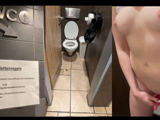 I shove a dildo into my little pussy on the toilet while I wait for my BURGER.