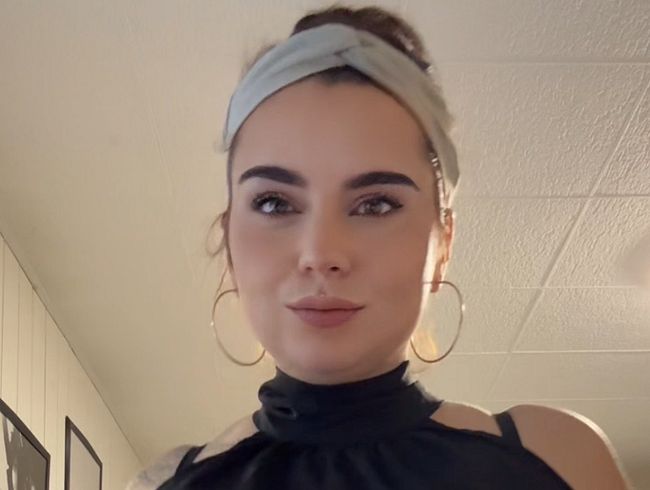 Hot strip in office outfit – wet and horny afterwards