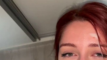lud eine Studentin ein und kam ihr ins Gesicht