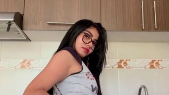 Verführung in der Küche, während ich dir beim Kochen zuschaue