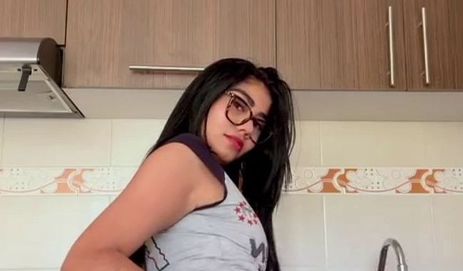 Verführung in der Küche, während ich dir beim Kochen zuschaue