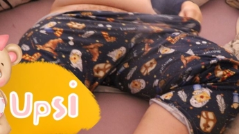 NAUGHTY GIRL PISSED IN HER PANTS