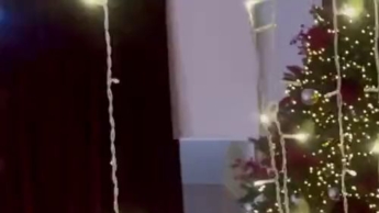 (Noch immer in festlicher Stimmung) ( Kein Ton )