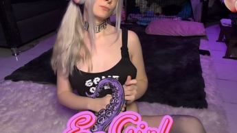 Tentacle Solo Gamer Girl