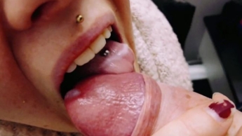 Blowjob in the changing room and swallowing his sperm