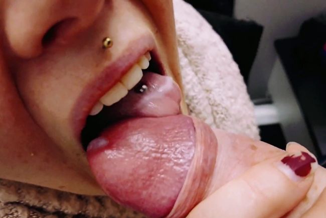 Blowjob in the changing room and swallowing his sperm